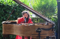 La Pianiste rouge 9 * 3744 x 2496 * (4.13MB)